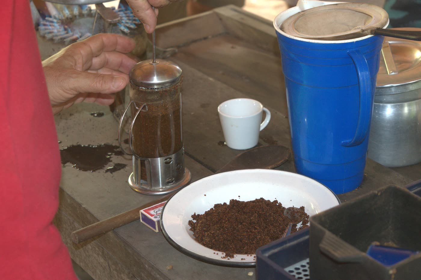 Café moído num prato esmaltado, ao lado da prensa, no preparo do café na Fazenda dos Cordeiros