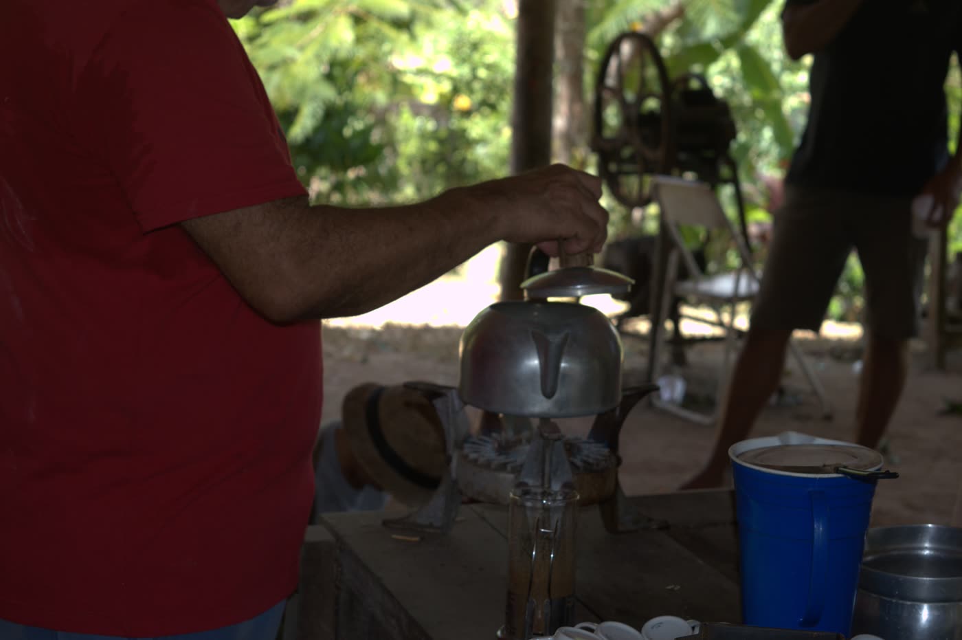 Chaleira de ágata esquentando a água para o café no fogão a lenha