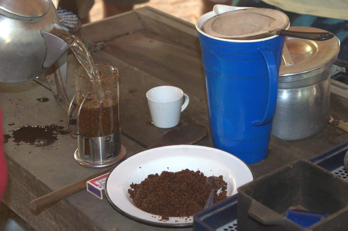 Água quente sendo despejada sobre o pó de café recém-moído