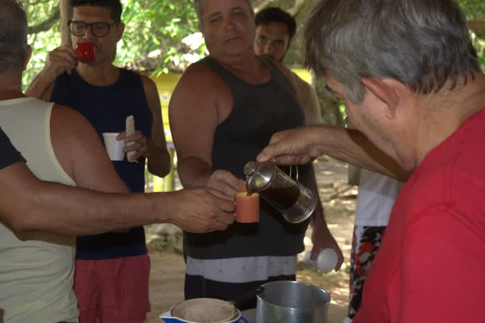 Hóspedes degustando o café coado na prensa durante o evento Do Cafezal ao Cafezinho, na Fazenda dos Cordeiros