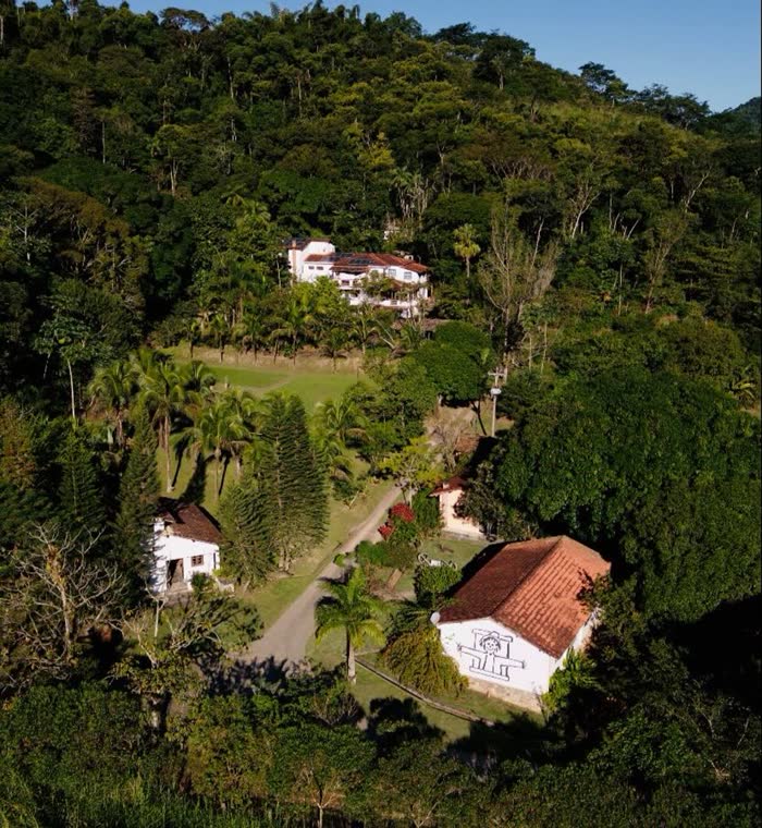 Vista aérea do conjunto da Fazenda dos Cordeiros, com a casa-sede, o jardim e a mata ao redor
